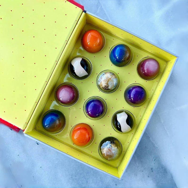 Bestyle Custom Logo Book Shape Magnetic Rigid Cardboard Packaging Clear PP Holder Insert Tray Food Chocolate Box Foil