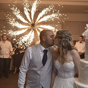 System Firing Fireworks Happiness Hot Sale Remote Control Double Wheels Stage Cold Fountains Machine For Parties Wedding