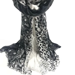 New design colored  printed rayon leopard scarf