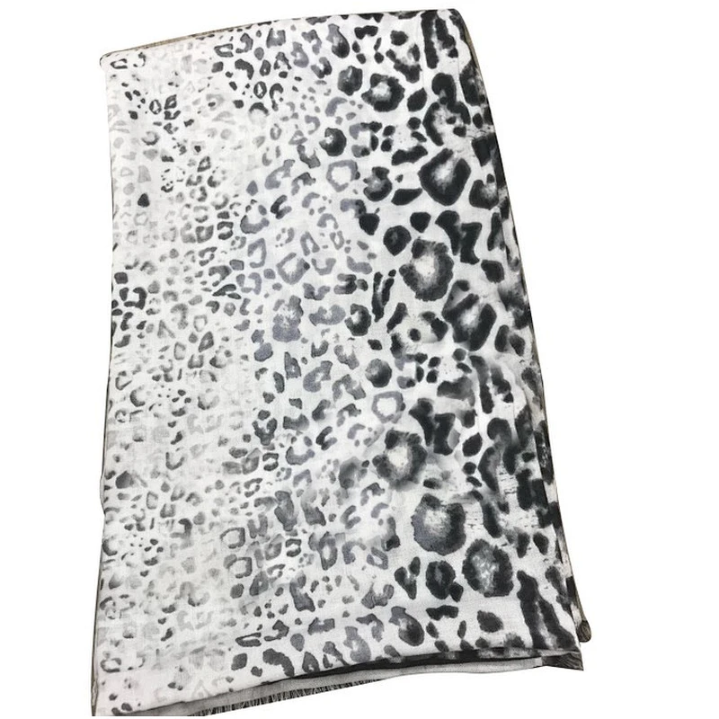 New design colored  printed rayon leopard scarf