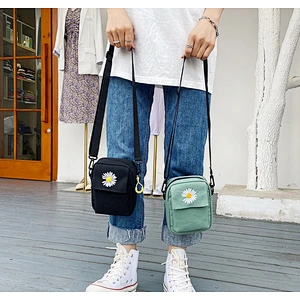 2020 New Style Ins Mini Daisy Embroidered Small Canvas Casual Shoulder Bag Wholesale Custom Logo Crossbody Bag