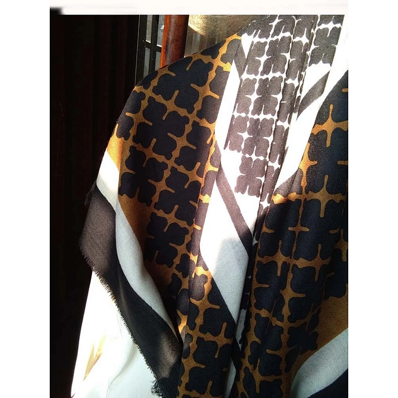 Wholesale autumn and winter new wool printing four-leaf clover big shawl cold wind warm air conditioning sunscreen shawl