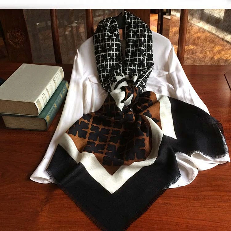 Wholesale autumn and winter new wool printing four-leaf clover big shawl cold wind warm air conditioning sunscreen shawl