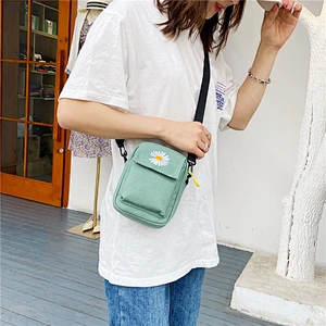 2020 New Style Ins Mini Daisy Embroidered Small Canvas Casual Shoulder Bag Wholesale Custom Logo Crossbody Bag