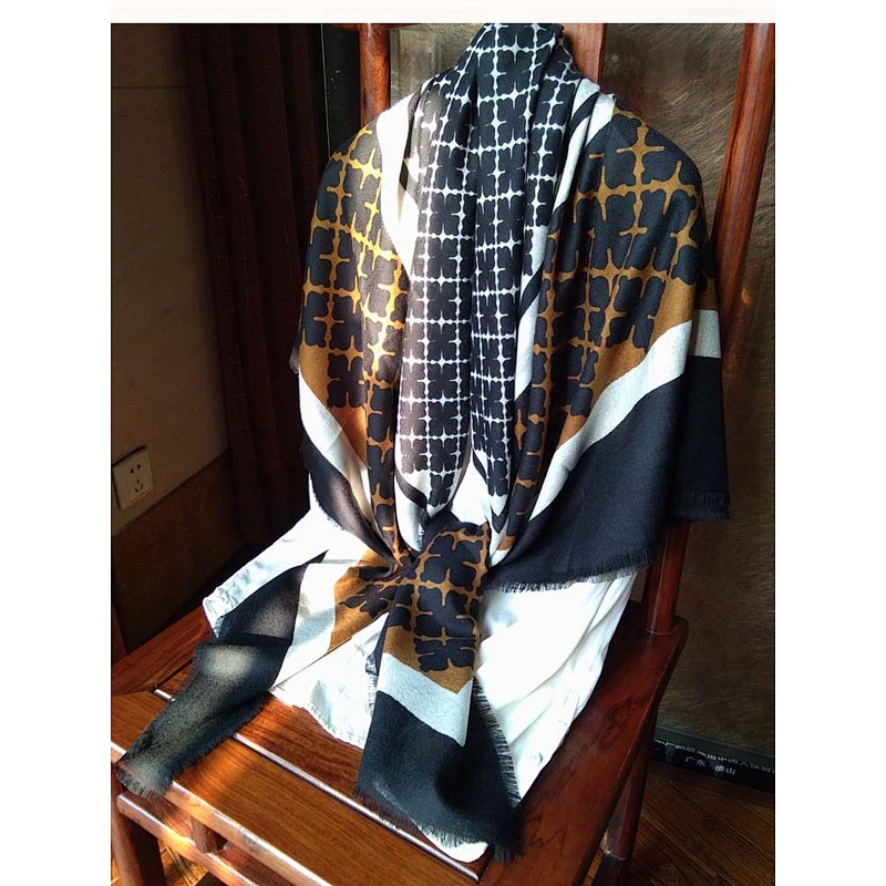 Wholesale autumn and winter new wool printing four-leaf clover big shawl cold wind warm air conditioning sunscreen shawl