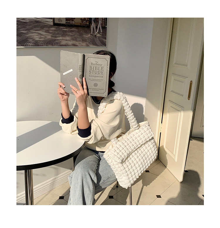 A chic Quilted Tote Bag featuring a classic diamond pattern and high-quality stitching. With a spacious interior, it is perfect for daily use. Its stylish appearance and practicality make it an ideal choice for modern women.