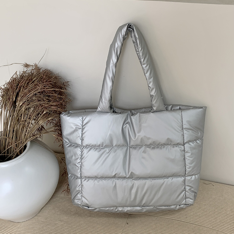 Explore the unique design features of simple tote bag design, their versatile uses, and how XINHUI offers customizable options.