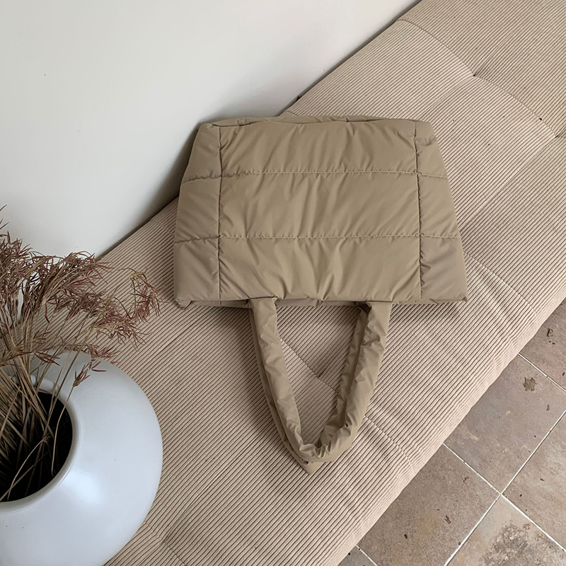 Explore the unique design features of simple tote bag design, their versatile uses, and how XINHUI offers customizable options.