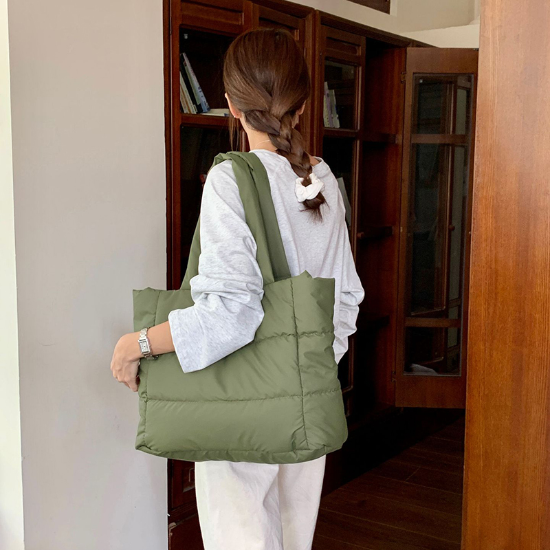 Explore the unique design features of simple tote bag design, their versatile uses, and how XINHUI offers customizable options.