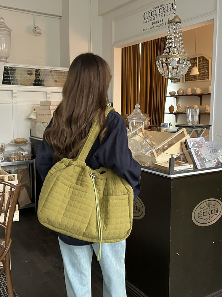 Explore the unique design features of designer puffer bag, their versatile uses, and how XINHUI offers customizable options.