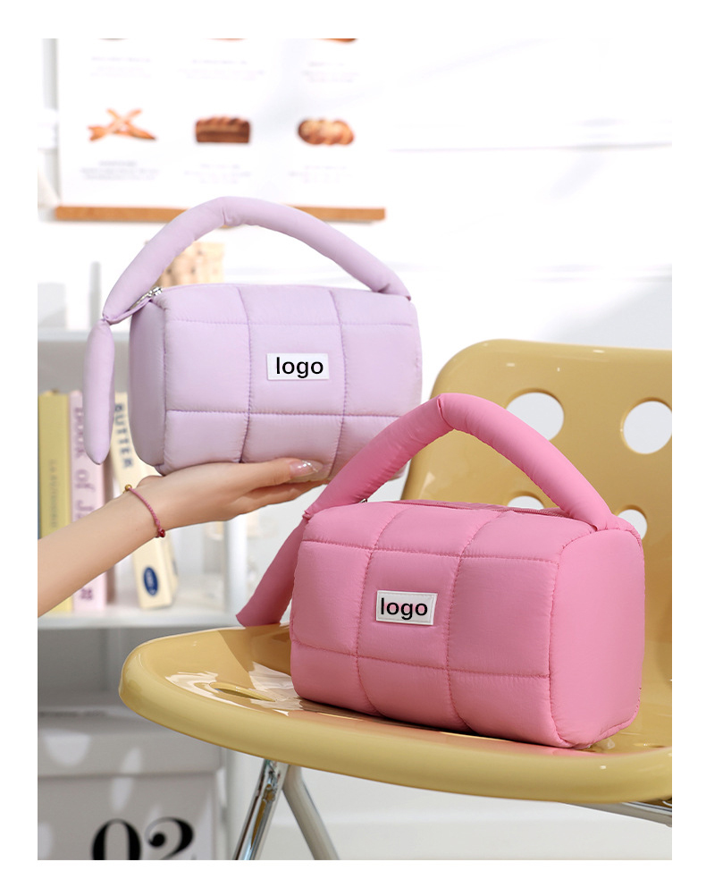 Explore the design features of the ideal small makeup bag, perfect for travel and everyday use. Learn how XINHUI offers customizable, cute makeup bags to suit your unique needs.