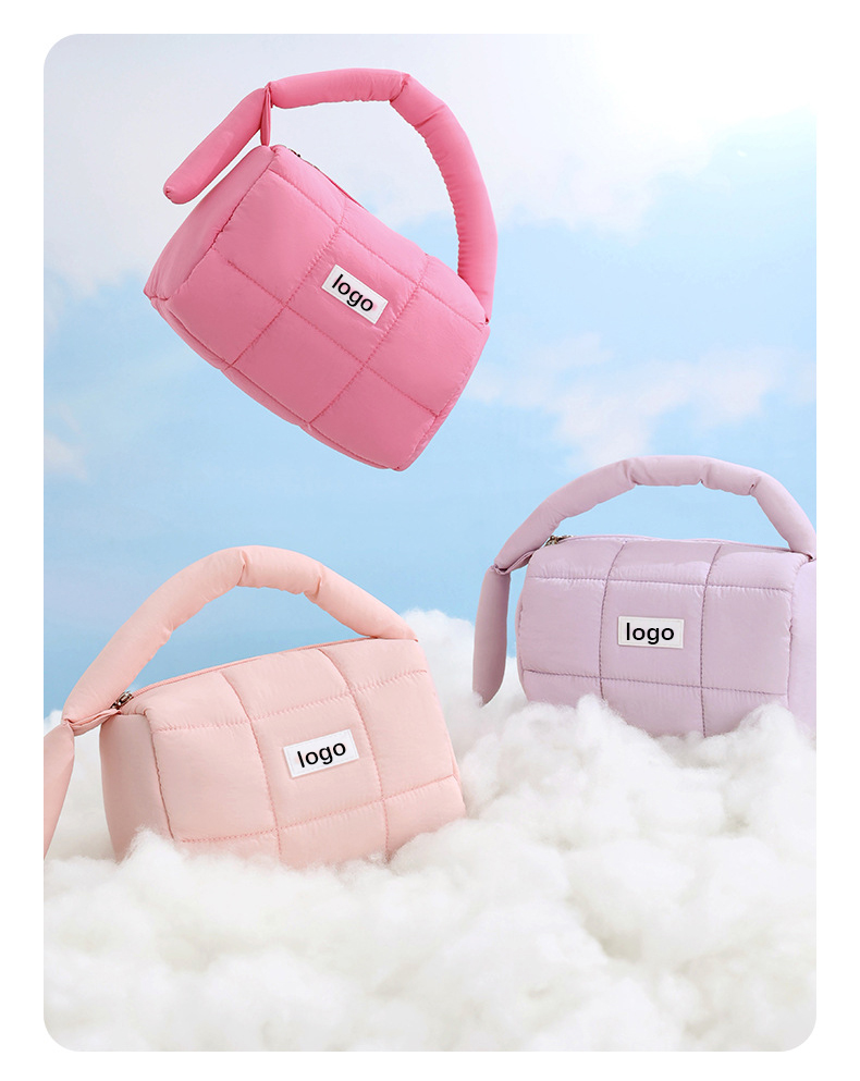 Explore the design features of the ideal small makeup bag, perfect for travel and everyday use. Learn how XINHUI offers customizable, cute makeup bags to suit your unique needs.