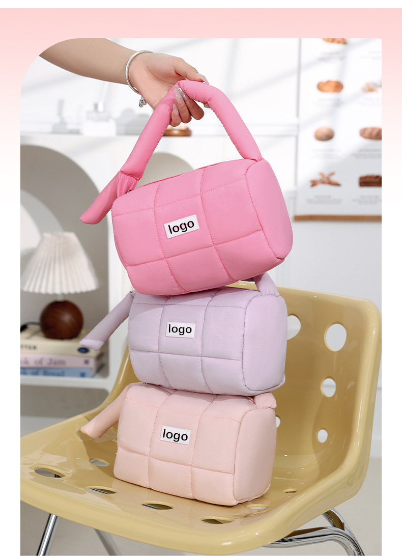 Explore the design features of the ideal small makeup bag, perfect for travel and everyday use. Learn how XINHUI offers customizable, cute makeup bags to suit your unique needs.
