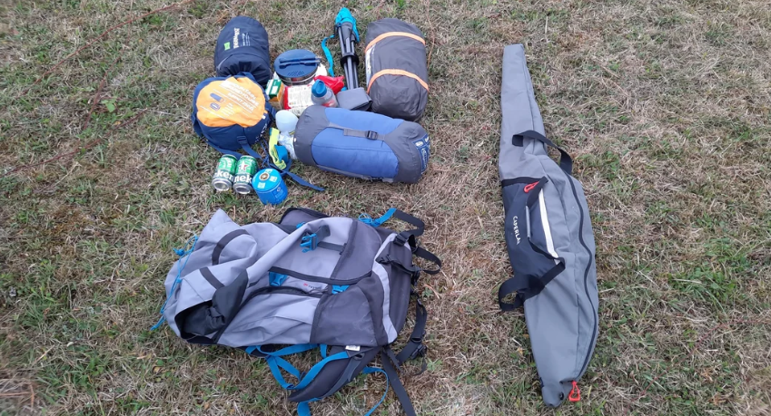 Thinking about camping with only a sleeping bag? Discover when it’s possible, the risks of skipping a tent, and the best alternatives for safe minimalist camping.