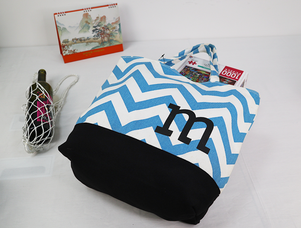 Explore the unique design features of cotton canvas tote bags wholesale, their versatile uses, and how XINHUI offers customizable options.