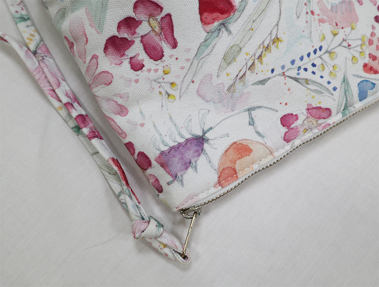 Explore the unique design features of floral cosmetic bag, their versatile uses, and how XINHUI offers customizable options.