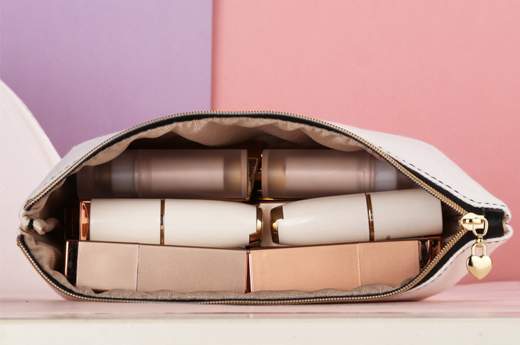 Customized small makeup bag supplier, white makeup bag. 16 years experience professional R&D team support one stop service. Contact now.