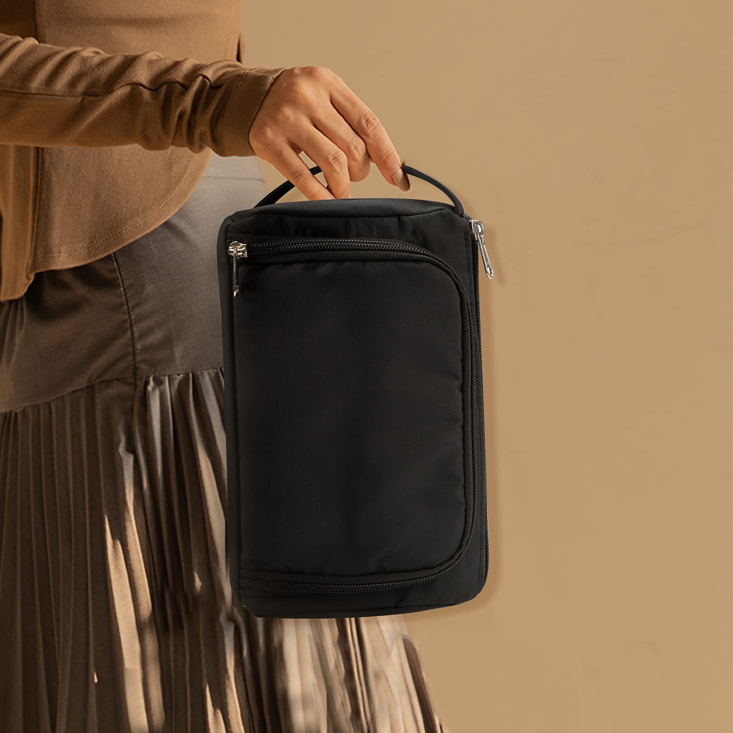 Explore the unique design features of hanging toiletry organizer, their versatile uses, and how XINHUI offers customizable options.