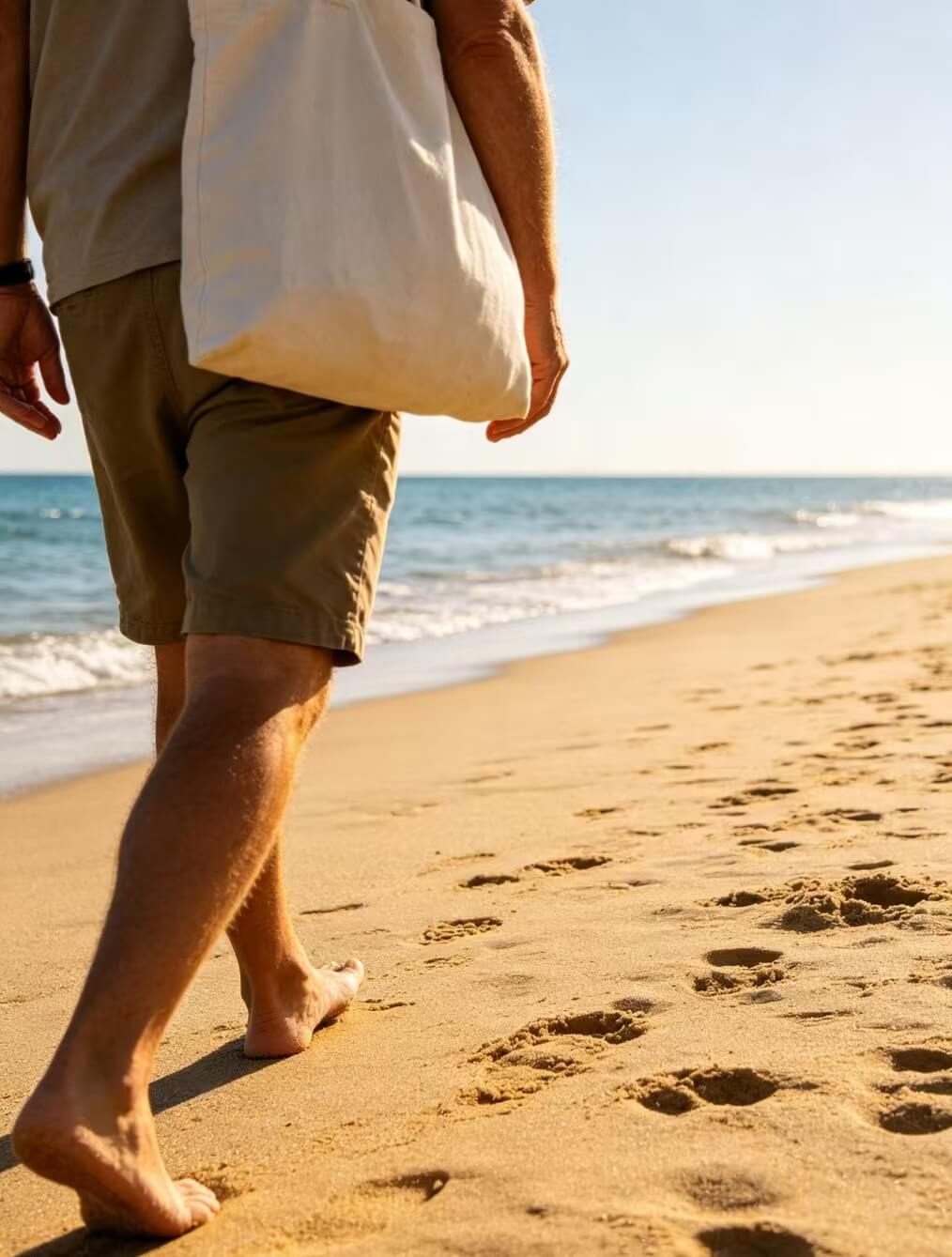 Neutral canvas totes men beach walking look