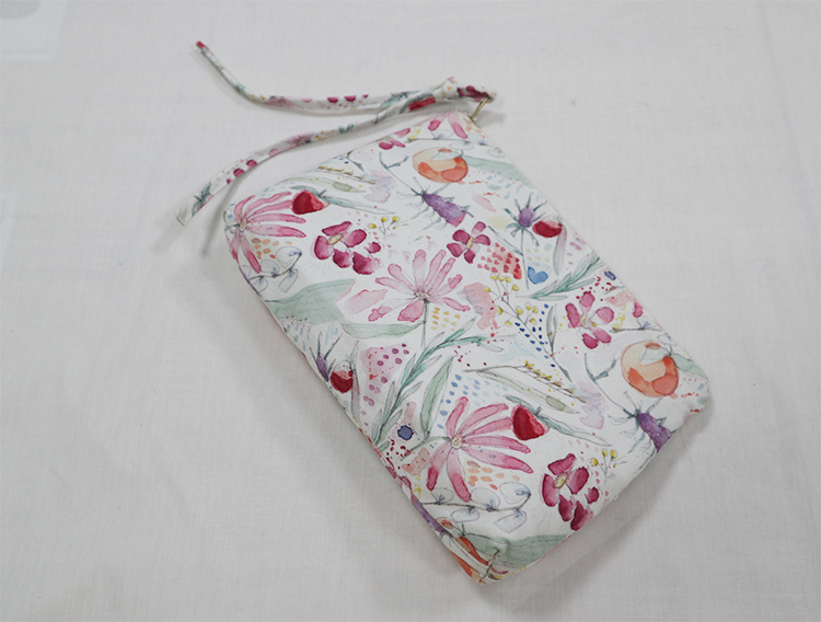 Explore the unique design features of floral cosmetic bag, their versatile uses, and how XINHUI offers customizable options.