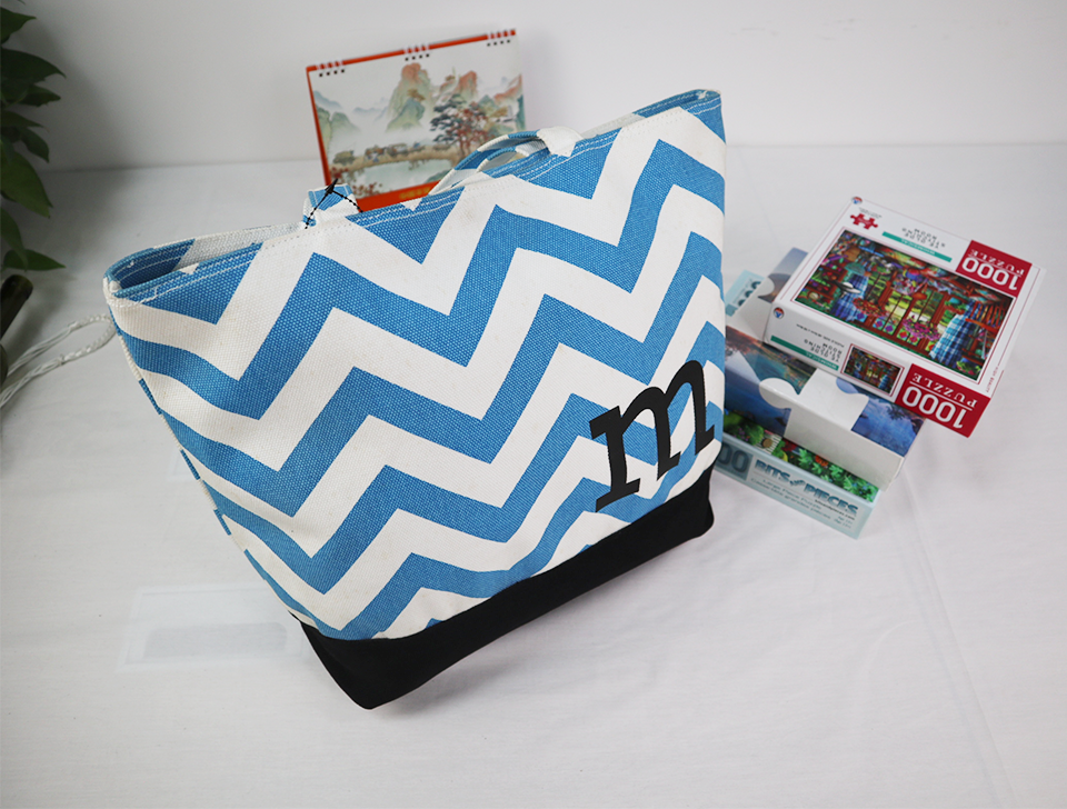 Explore the unique design features of cotton canvas tote bags wholesale, their versatile uses, and how XINHUI offers customizable options.