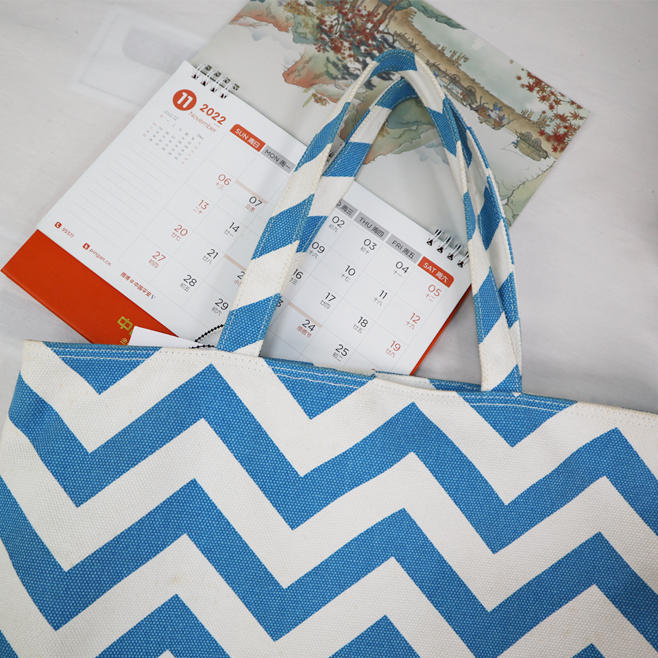 Explore the unique design features of cotton canvas tote bags wholesale, their versatile uses, and how XINHUI offers customizable options.