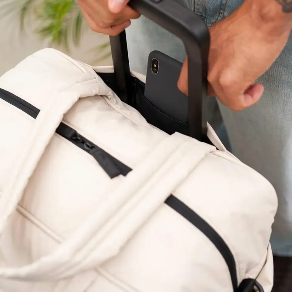 Explore the unique design features of the tote bag marc jacobs, their versatile uses, and how XINHUI offers customizable options.