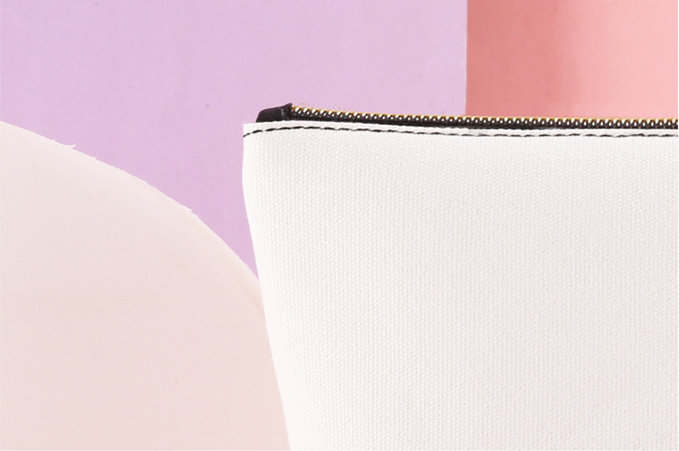 Customized small makeup bag supplier, white makeup bag. 16 years experience professional R&D team support one stop service. Contact now.