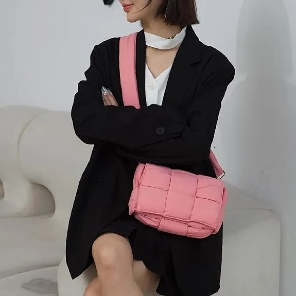 Explore the unique design features of quilted puffer crossbody bag, their versatile uses, and how XINHUI offers customizable options.