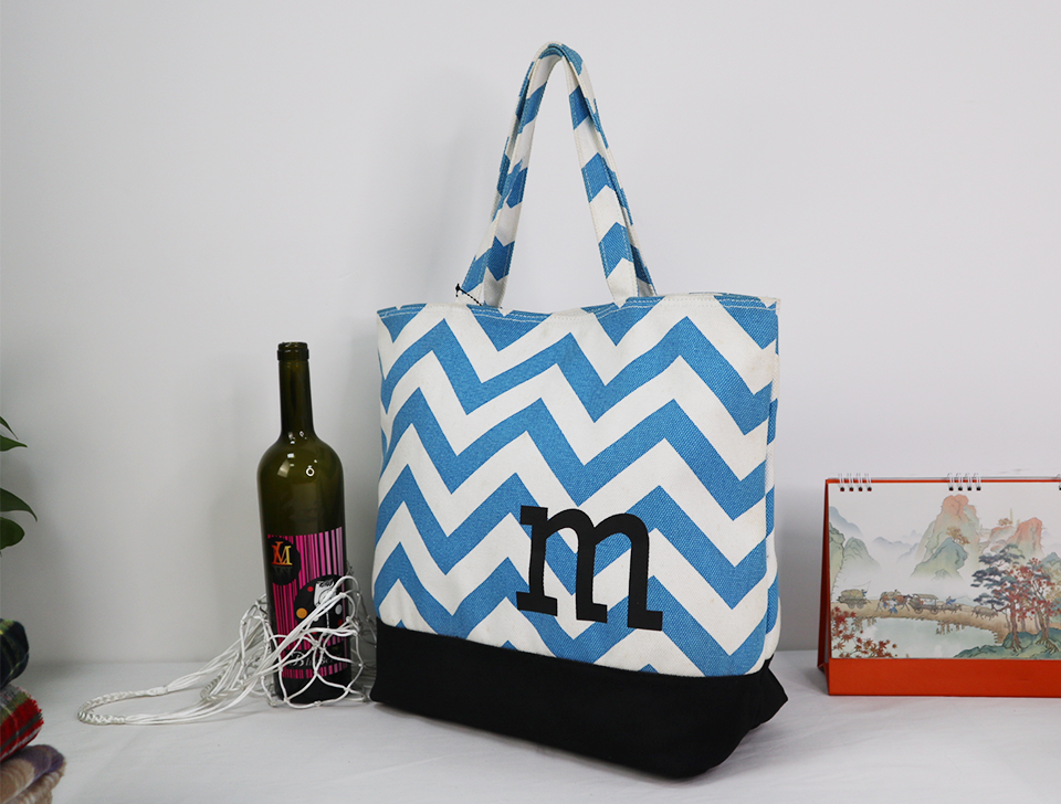 Explore the unique design features of cotton canvas tote bags wholesale, their versatile uses, and how XINHUI offers customizable options.