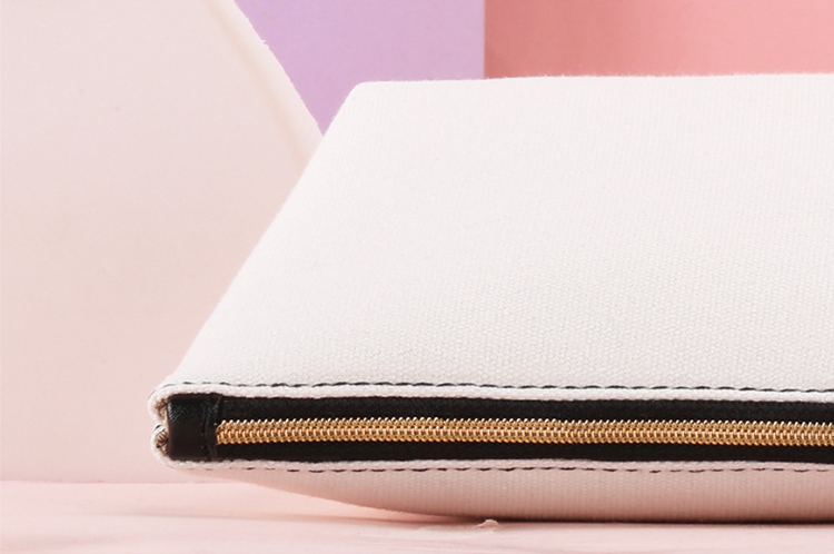 Customized small makeup bag supplier, white makeup bag. 16 years experience professional R&D team support one stop service. Contact now.
