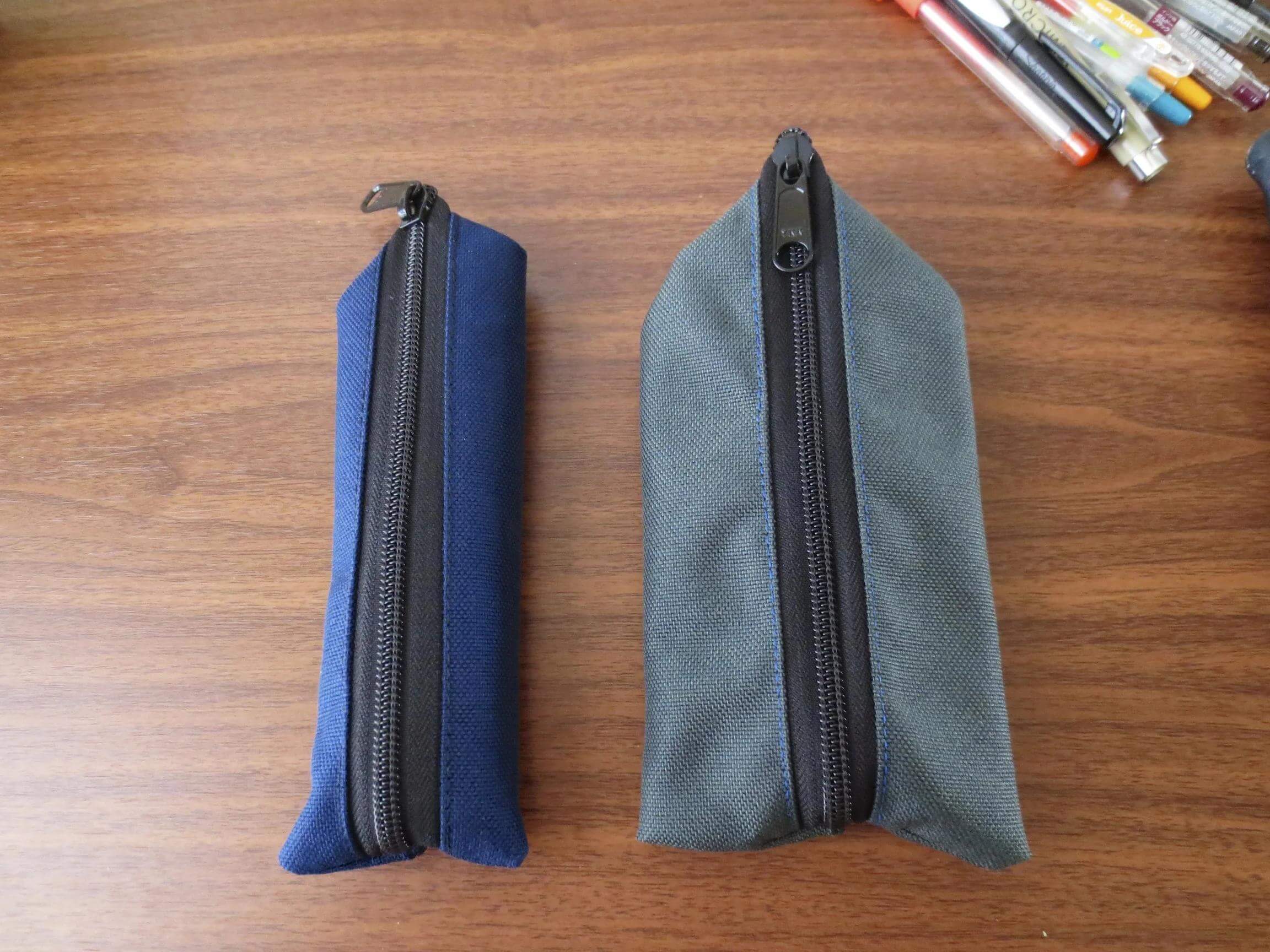 2つのペンケースのサンプルを並べて比較し、縁の綴じ方が内部寸法と使用可能な収納スペースにどのように影響するかを示します。