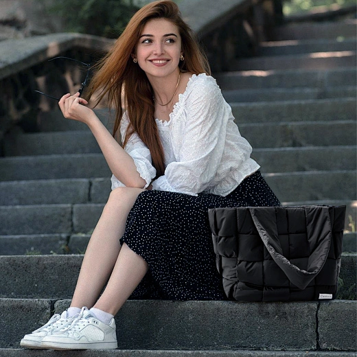 A spacious and lightweight puffy weekender bag, ideal for short trips and weekend getaways.