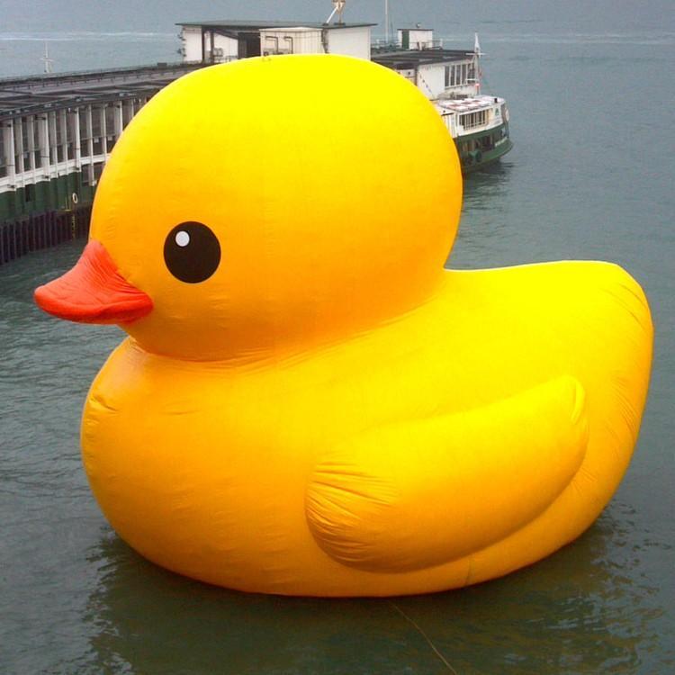 This summer is boring? Large air model big yellow duck accompany you to play summer ~