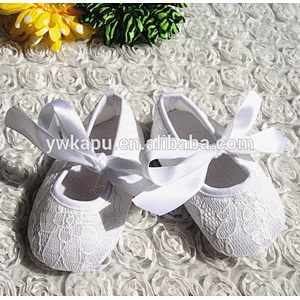 wholesale lovely new born  lace baby shoes plain white baby satin shoes