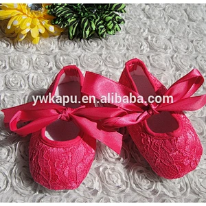 wholesale lovely new born  lace baby shoes plain white baby satin shoes