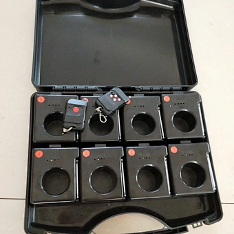 Sistemas de disparo de control remoto de tamaño muy pequeño para fuentes de escenario.