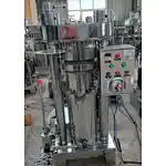 Se empaquetan dos prensas de aceite combinadas y una prensa de aceite hidráulico personalizada