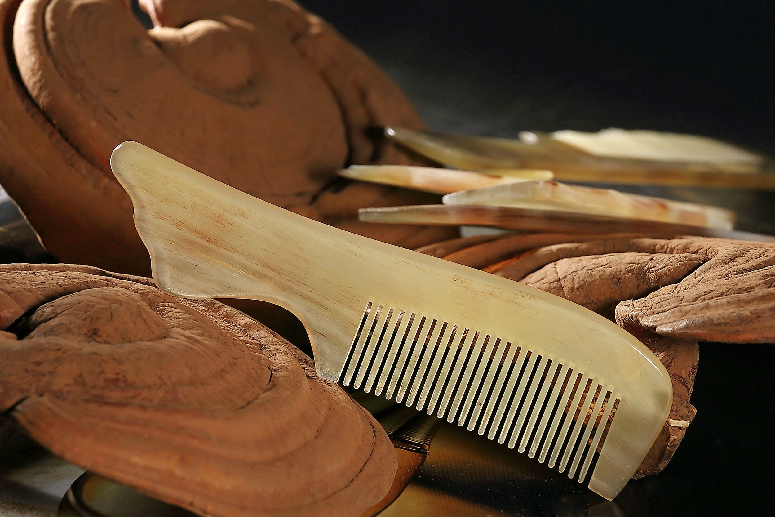 Wholesale Hairdressing Handmade Wooden Anti Static Fine Tooth Or Wide Tooth Hair Comb Engraving Logo Customized