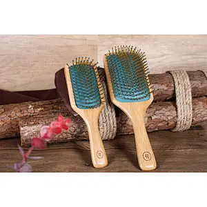 Factory Price Low MOQ Natural Bamboo Wood Custom Logo Detangling Paddle Scalp Hair Brush For Barber Hair Cutting Set