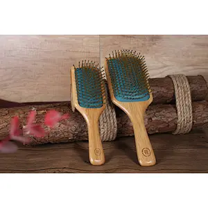 Factory Price Low MOQ Natural Bamboo Wood Custom Logo Detangling Paddle Scalp Hair Brush For Barber Hair Cutting Set