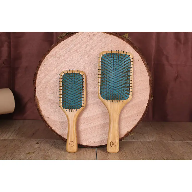Factory Price Low MOQ Natural Bamboo Wood Custom Logo Detangling Paddle Scalp Hair Brush For Barber Hair Cutting Set