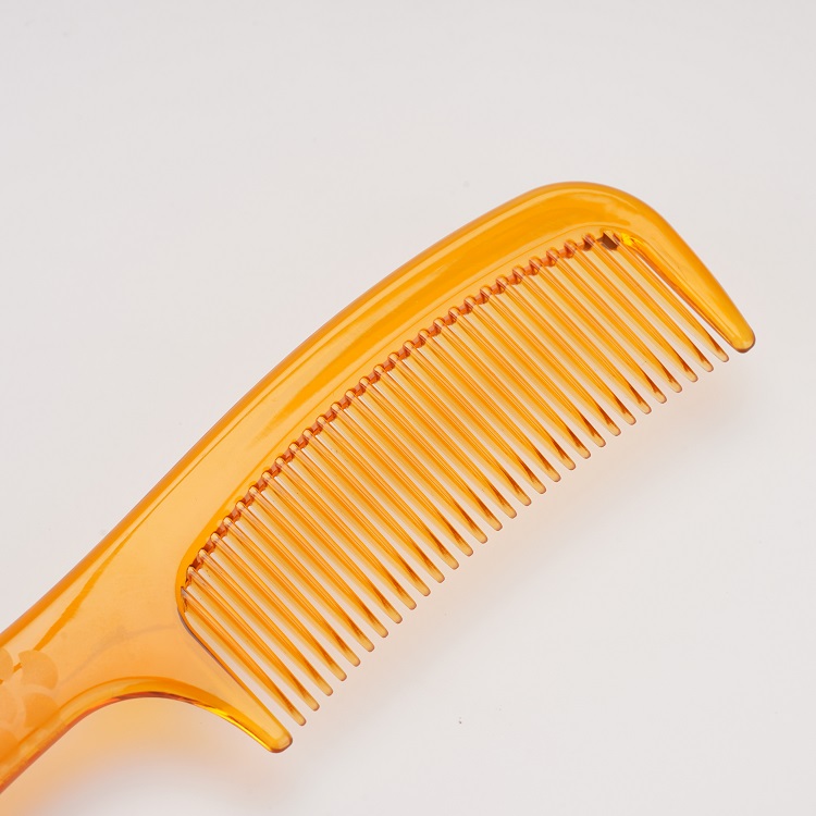 2022 Customized Fishtail Shape Eco-friendly Handle Translucent Golden Yellow Olive Oil Added Hair Comb For Barber Hair Cutting