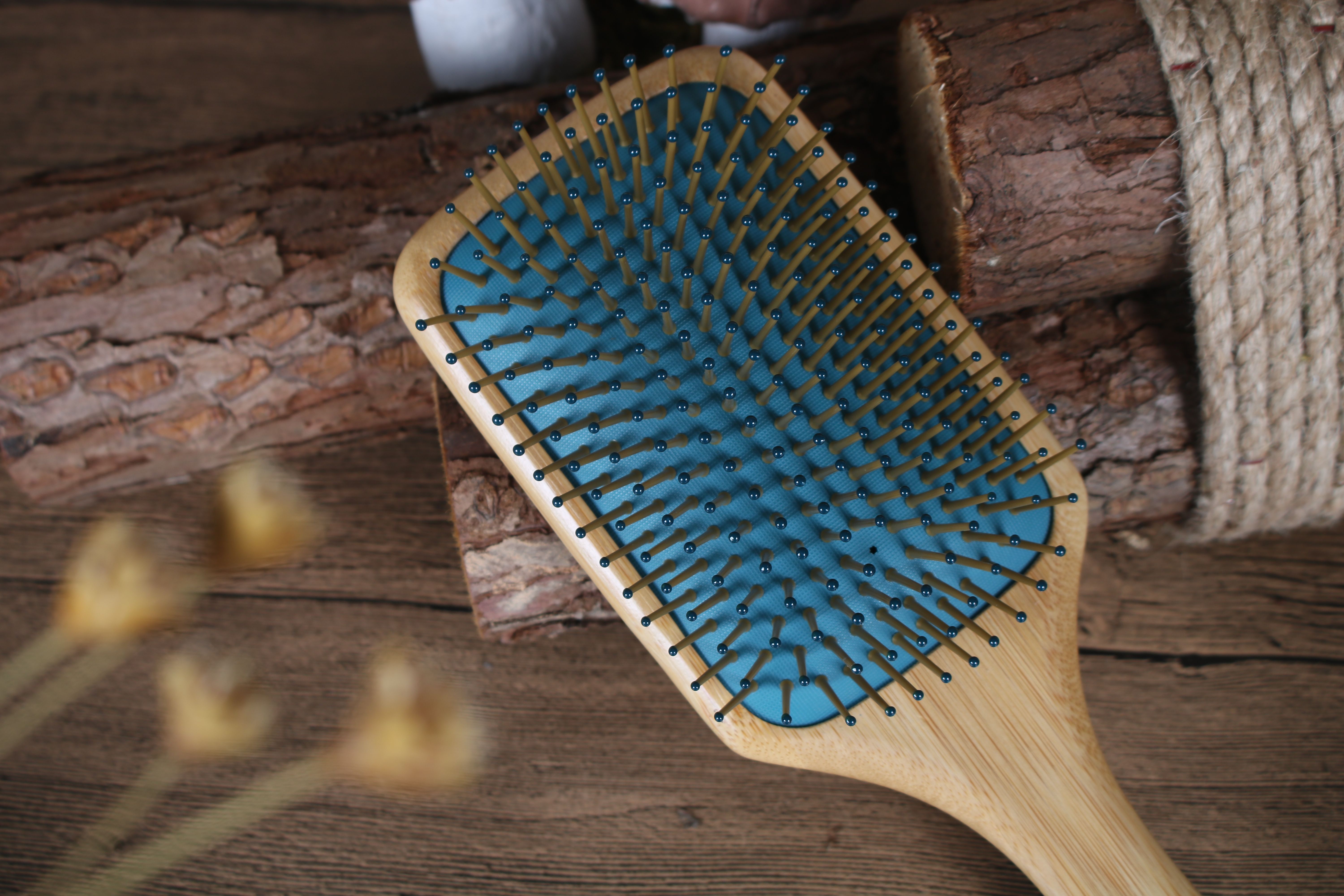 Factory Price Low MOQ Natural Bamboo Wood Custom Logo Detangling Paddle Scalp Hair Brush For Barber Hair Cutting Set