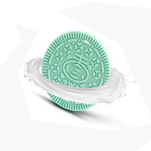 Food-grade silicone biscuit shaped teether for baby for feediing