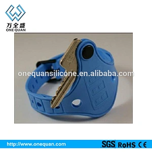 Promotional customize silicone retractable key holder