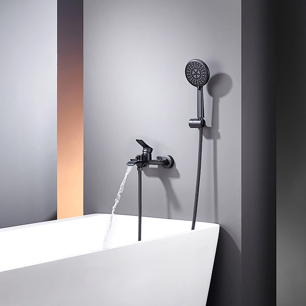 Rubinetto per lavabo con acqua nera per bagno
