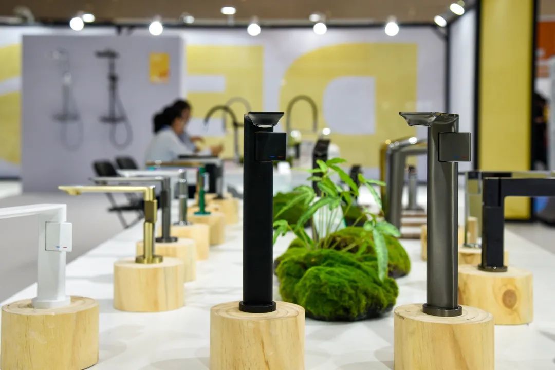 plumbing and valve exhibition faucet