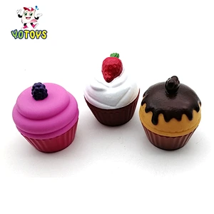 Eco-friendly Vinyl Rubber Strawberry Blueberry Cupcakes Squeaky Baby Bath Toys for Kids Girls Gift