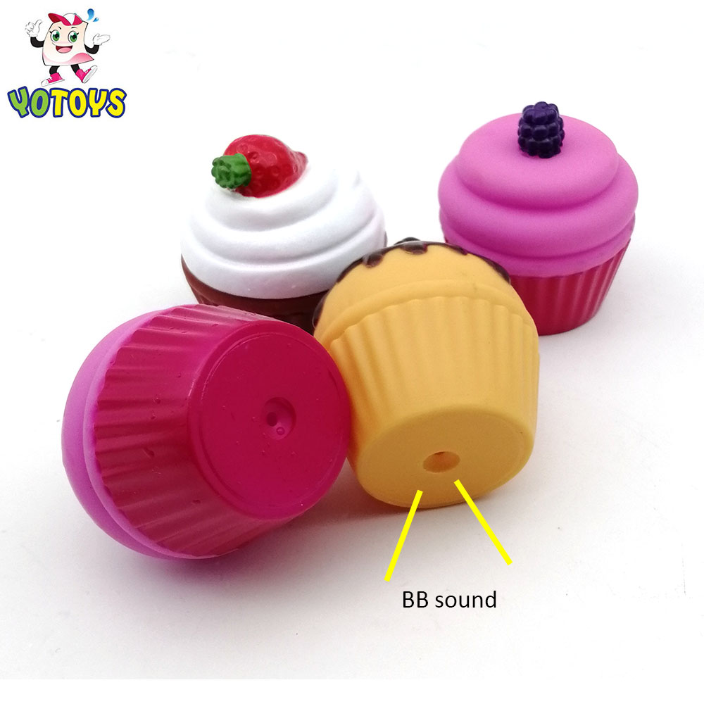 Eco-friendly Vinyl Rubber Strawberry Blueberry Cupcakes Squeaky Baby Bath Toys for Kids Girls Gift